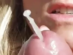 O jovem assiste a traição de sua esposa com um enorme