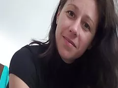 Beleza chupa o pau enorme do motorista diretamente na máquina