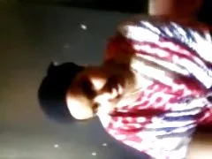 Nua masturbando em meias e termina