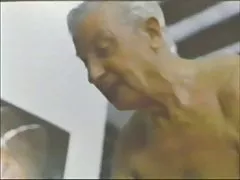Disfarçado de um homem pornô sofre a humilhação de todos os
